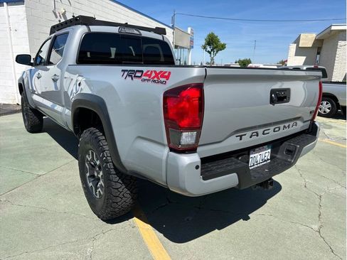 Used 2018 Toyota Tacoma TRD Off-Road w/ Technology Package image 10