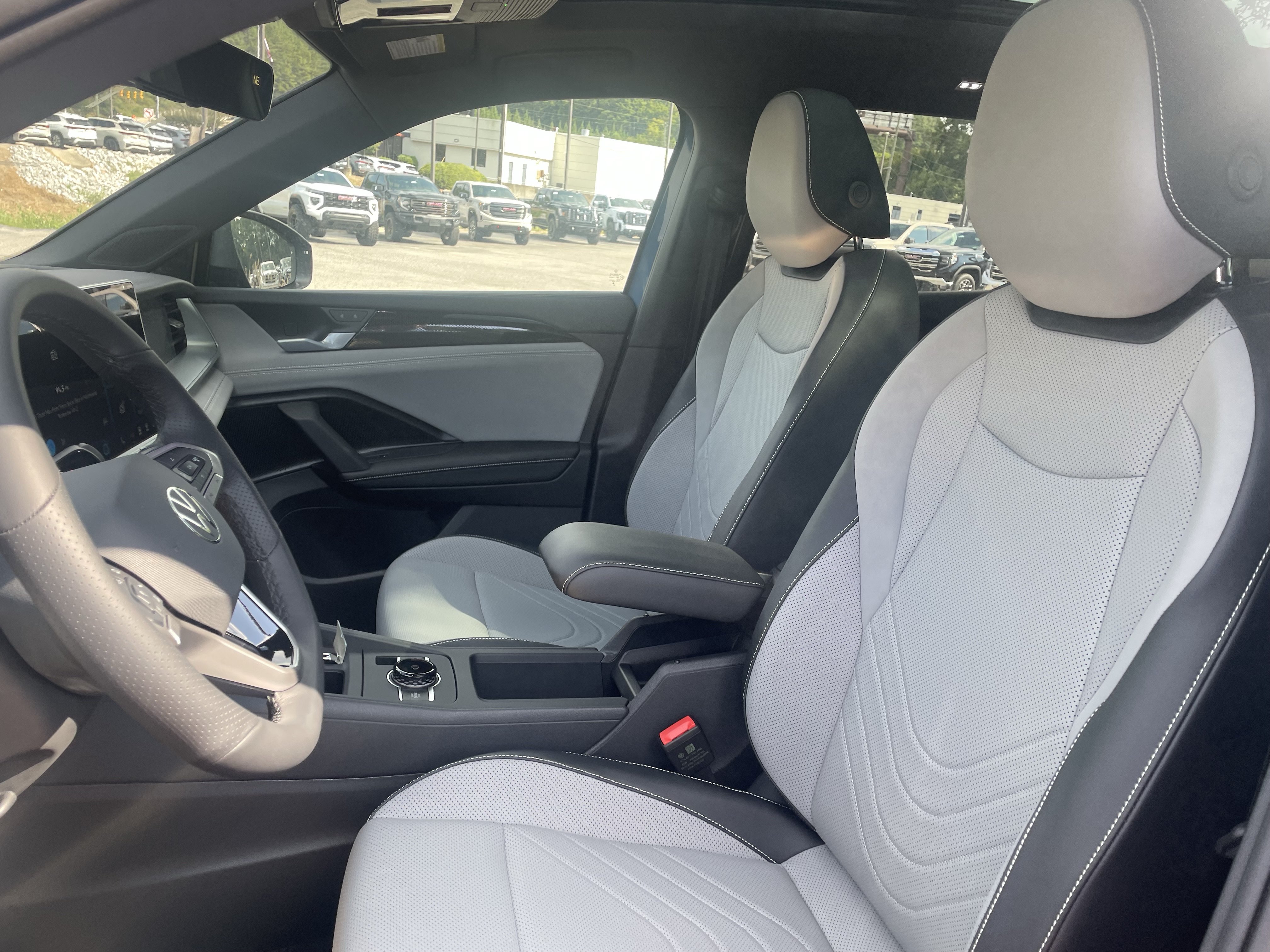 New 2026 Volkswagen Tiguan SE R-Line FWD image 15