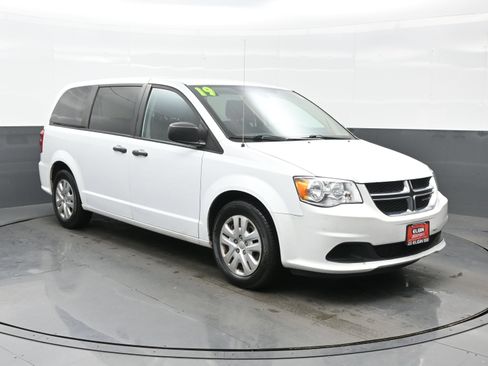Used 2019 Dodge Grand Caravan SE w/ UConnect Hands-Free Group FWD image 7