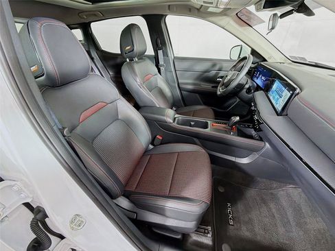 Used 2025 Nissan Kicks SR w/ SR Premium Package AWD/4WD image 30