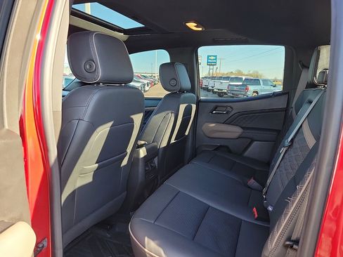 Used 2024 GMC Canyon Denali image 9