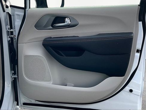 Used 2023 Chrysler Pacifica Touring-L image 29