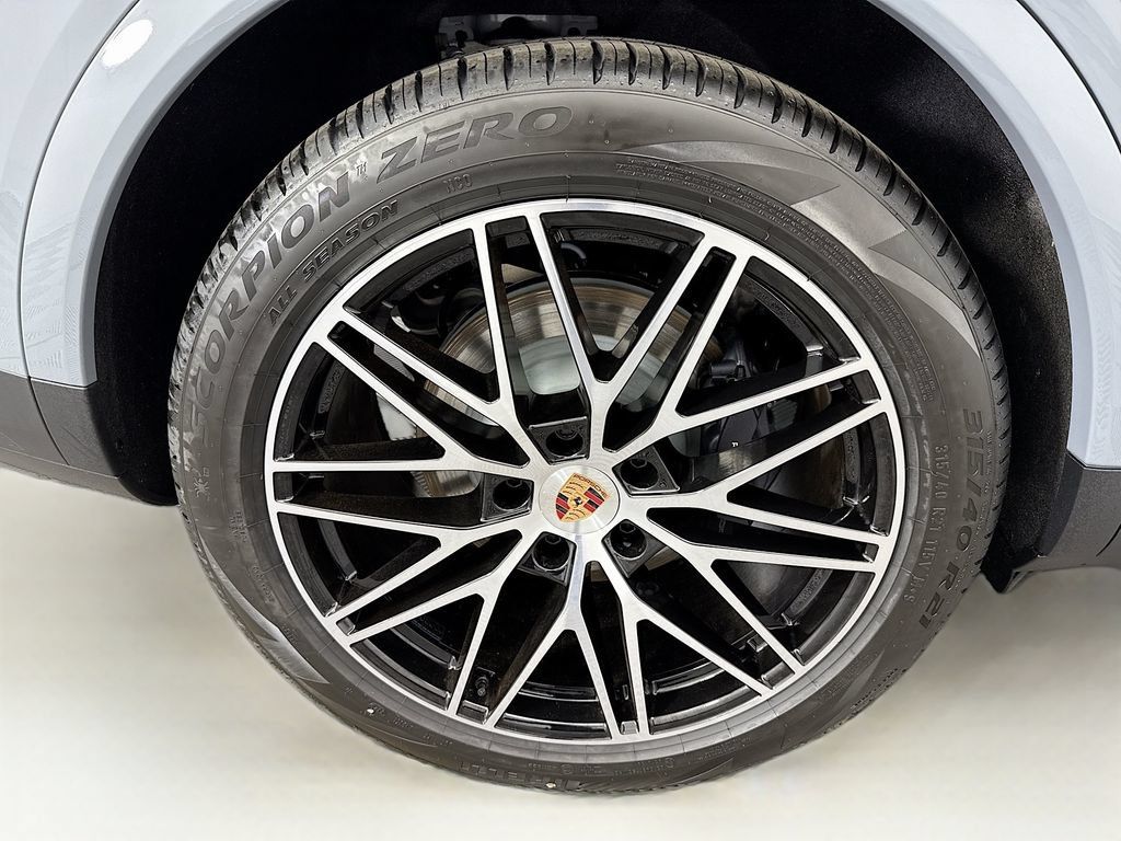 Used 2026 Porsche Cayenne AWD/4WD image 34