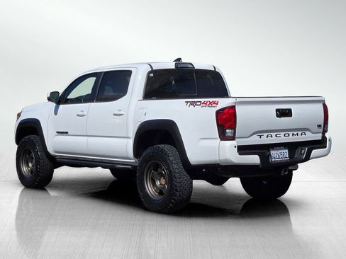 Used 2018 Toyota Tacoma TRD Off-Road w/ Technology Package AWD/4WD image 6