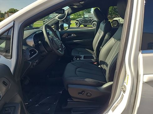 New 2025 Chrysler Pacifica Select image 11