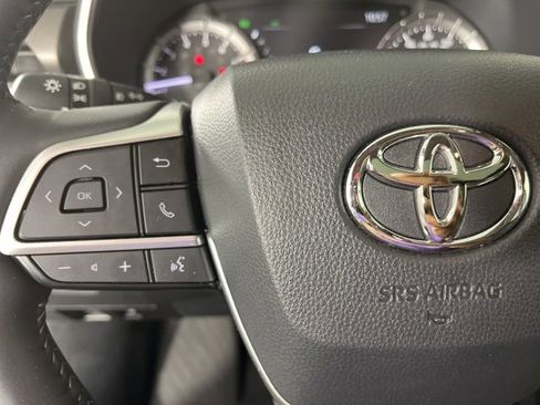 Used 2025 Toyota Highlander XLE image 9