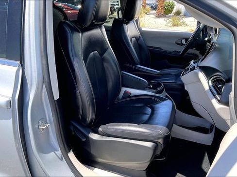 Used 2023 Chrysler Pacifica Touring-L FWD image 6