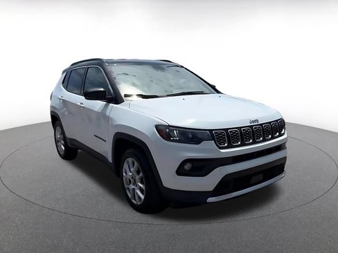 Used 2025 Jeep Compass Limited AWD/4WD image 3