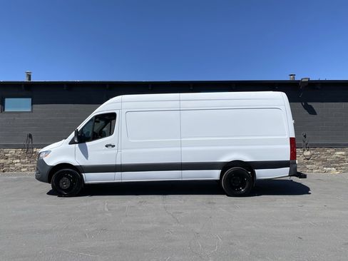 Used 2021 Mercedes-Benz Sprinter 4500 image 4