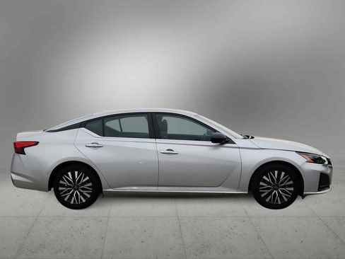 Used 2024 Nissan Altima 2.5 SV FWD image 9