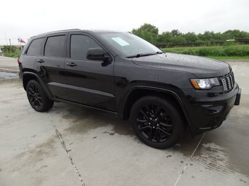 Used 2020 Jeep Grand Cherokee Altitude RWD image 3