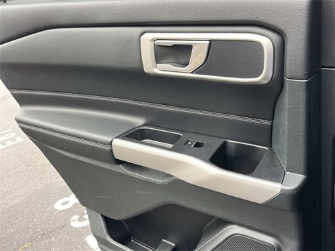 Used 2023 Ford Explorer XLT image 19