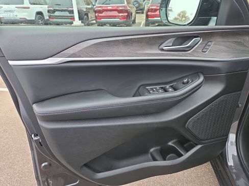 New 2025 Jeep Grand Cherokee L Limited AWD/4WD image 5
