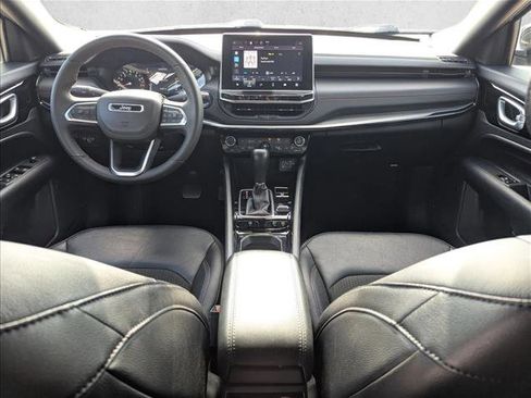 Used 2025 Jeep Compass Trailhawk AWD/4WD image 17