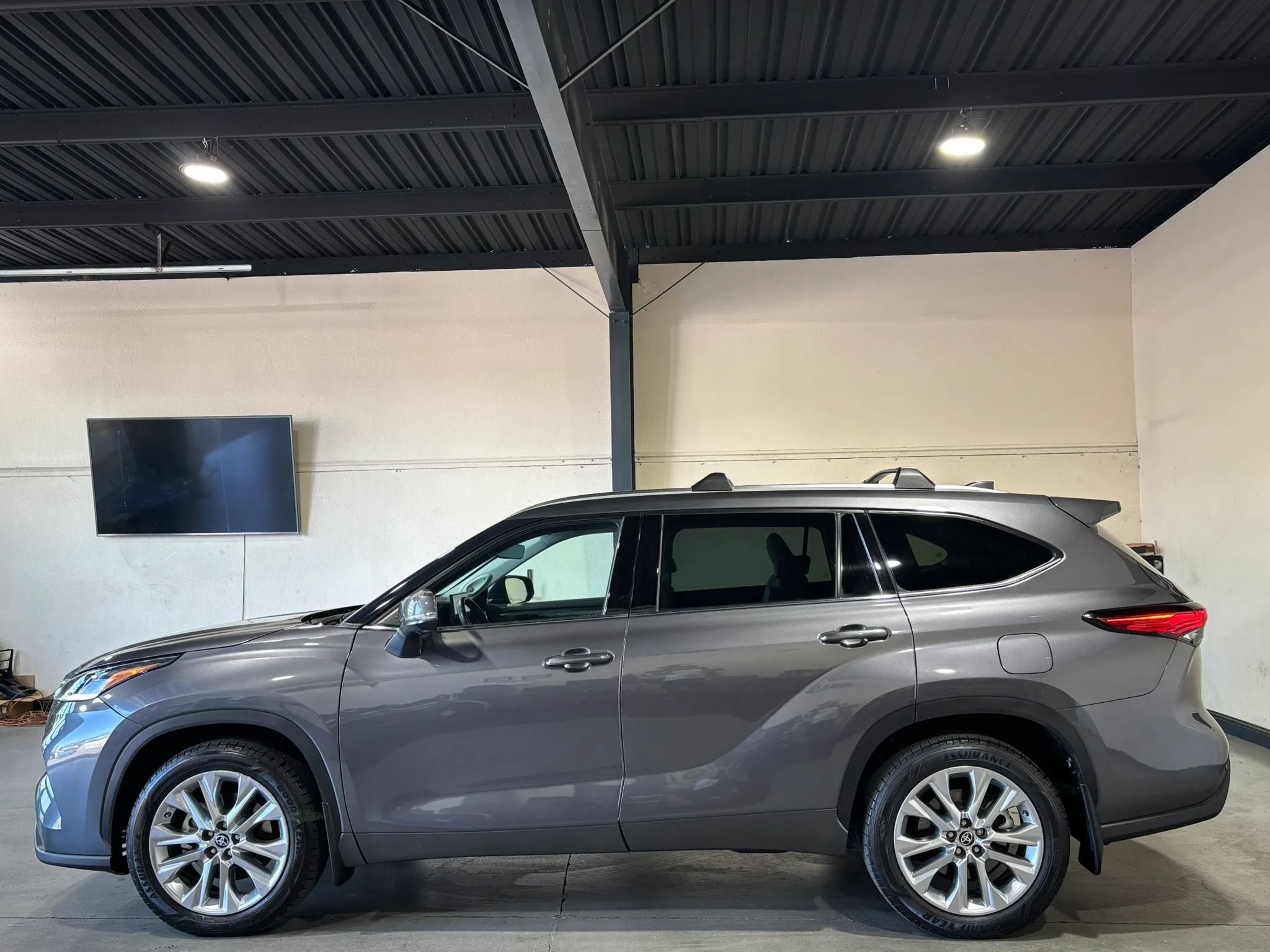 Used 2022 Toyota Highlander Limited AWD/4WD image 5