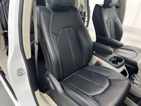 Used 2024 Chrysler Pacifica Touring-L image 30