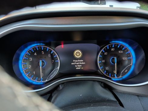 Used 2024 Chrysler Pacifica Touring-L FWD image 2