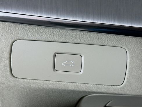 Used 2024 Volvo XC90 B5 Core w/ Protection Package Premier image 17