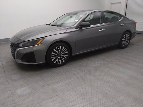Used 2024 Nissan Altima 2.5 SV image 2