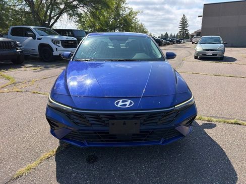 Used 2025 Hyundai Elantra Limited FWD image 2