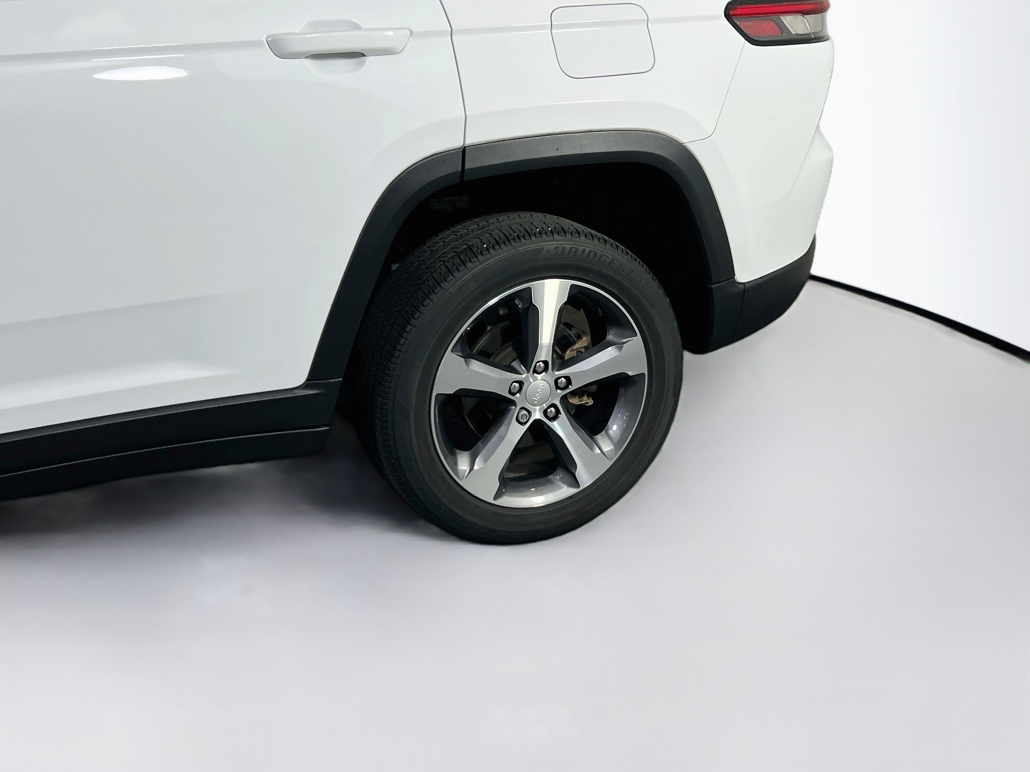 Used 2023 Jeep Grand Cherokee Limited AWD/4WD image 30
