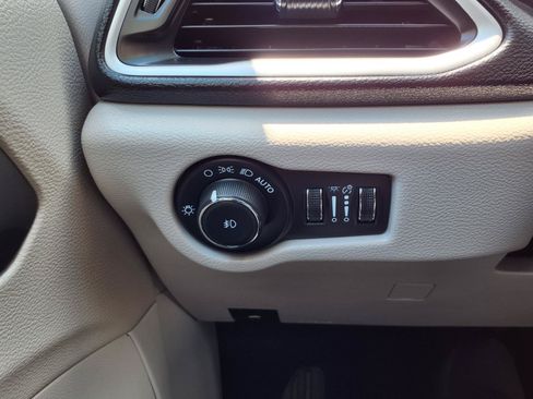 Used 2024 Chrysler Pacifica Touring-L FWD image 12