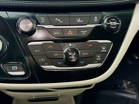 Used 2023 Chrysler Pacifica Touring-L AWD/4WD image 15