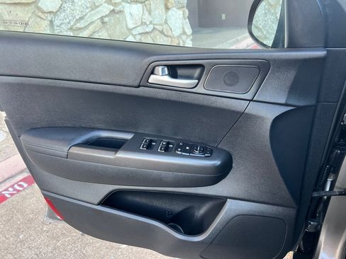 Used 2018 Kia Sportage LX AWD/4WD image 19