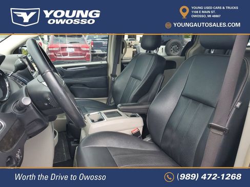 Used 2016 Chrysler Town & Country Touring-L FWD image 8