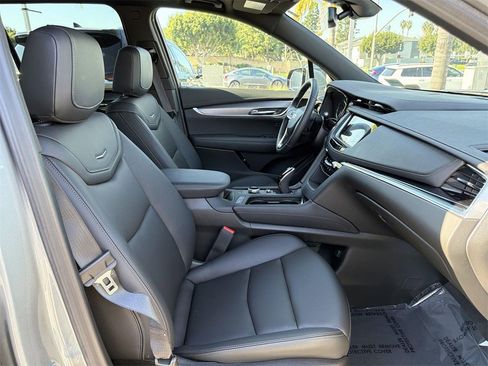 Used 2025 Cadillac XT6 Luxury image 34