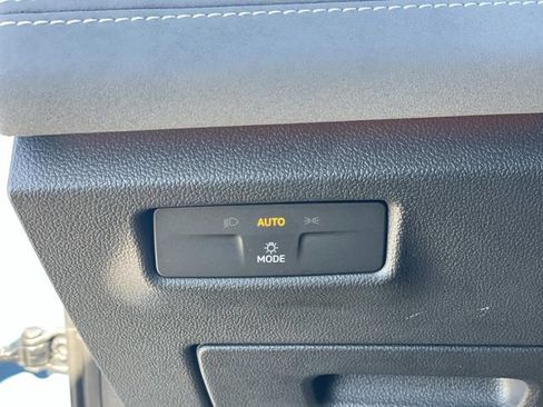 Used 2026 Volkswagen Tiguan SE w/ Panoramic Sunroof Package FWD image 19