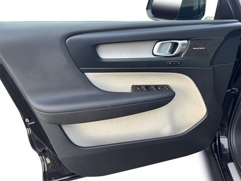 Certified 2024 Volvo XC40 B5 Plus w/ Climate Package image 8