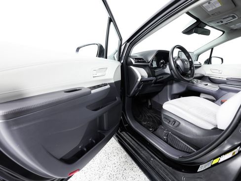 Used 2023 Toyota Sienna LE AWD/4WD image 22