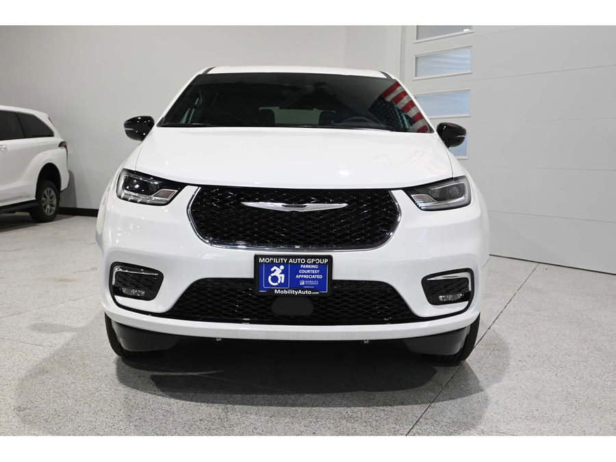 New 2024 Chrysler Pacifica Touring FWD image 4