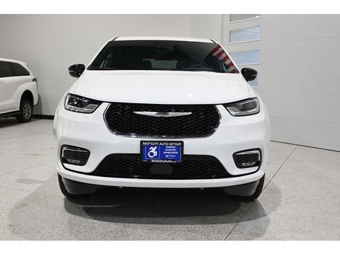 New 2024 Chrysler Pacifica Touring FWD image 4