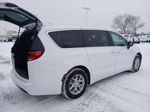 New 2026 Chrysler Pacifica Select image 6