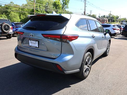 Used 2020 Toyota Highlander XLE AWD/4WD image 7