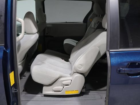 Used 2011 Toyota Sienna LE FWD image 16
