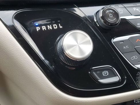 Used 2024 Chrysler Pacifica Touring-L FWD image 19