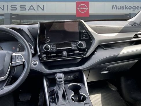 Used 2023 Toyota Highlander L FWD image 9