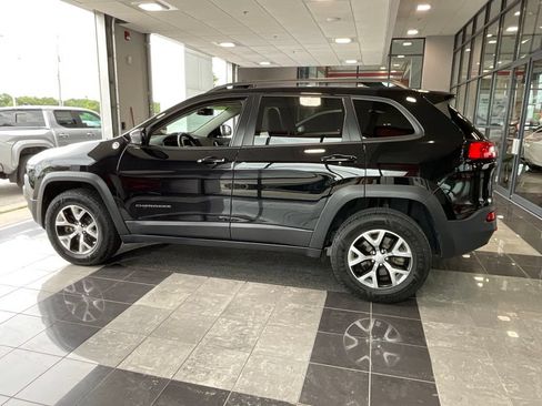 Used 2018 Jeep Cherokee Trailhawk AWD/4WD image 4