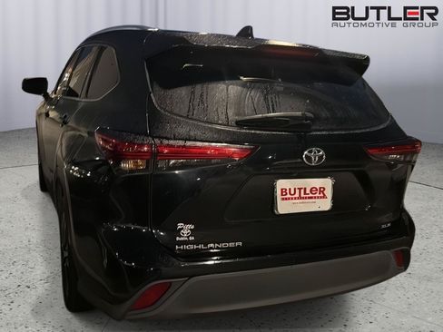 Used 2021 Toyota Highlander XLE FWD image 10