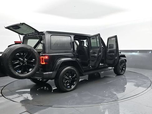Used 2023 Jeep Wrangler Unlimited Sahara w/ Cold Weather Group AWD/4WD image 33