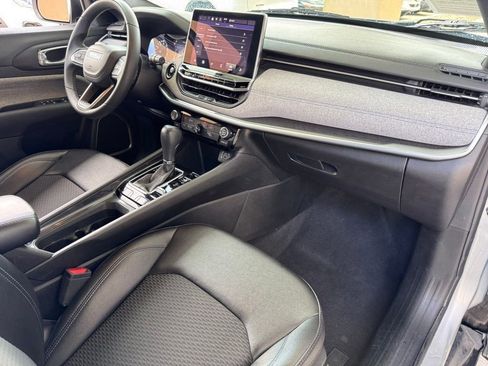 Used 2024 Jeep Compass Latitude image 15