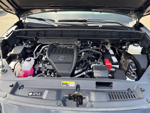 Used 2023 Toyota Highlander LE image 39