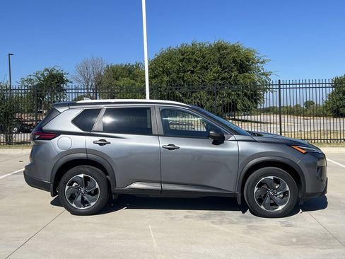 Used 2024 Nissan Rogue SV w/ SV Premium Package FWD image 3