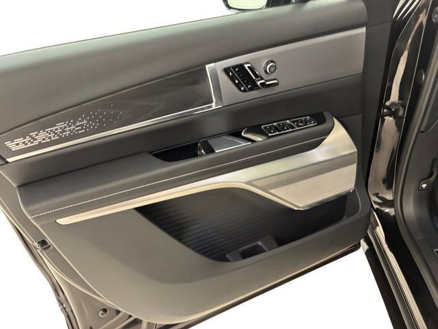 Certified 2026 Cadillac Vistiq Platinum w/ LPO, Floor Liner Package AWD/4WD image 13
