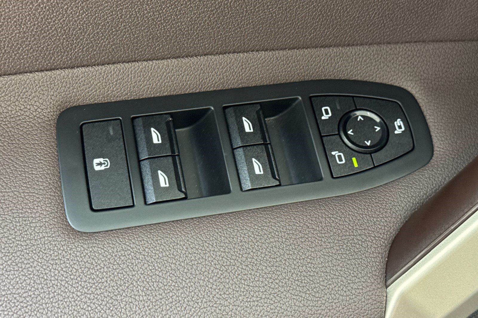 Used 2025 BMW iX xDrive50 AWD/4WD image 14