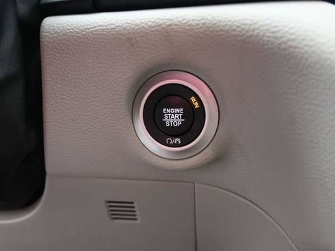 Used 2023 Chrysler Pacifica Limited FWD image 25