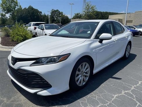Used 2020 Toyota Camry LE image 3